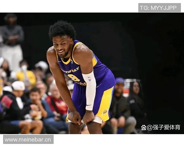 库里弧顶接球失去重心却依然精准命中布朗尼面前三分球 库里弧顶接球失去重心却依然精准命中布朗尼面前三分球