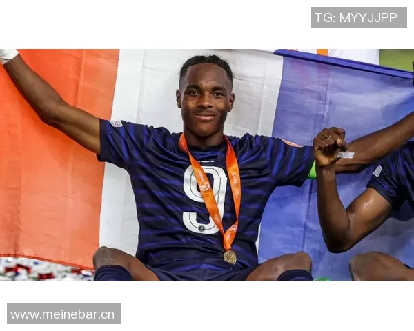 拜仁25-26赛季全家福揭晓夏窗四新援与德超杯奖杯沙拉盘同框亮相 拜仁25-26赛季全家福揭晓夏窗四新援与德超杯奖杯沙拉盘同框亮相