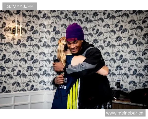 梦幻联动康大校友卡斯尔与佩奇携手共庆最佳新秀获奖人合影留念