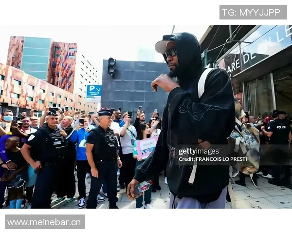 杜兰特与美女主持轻松互动分享快乐心情的背后故事