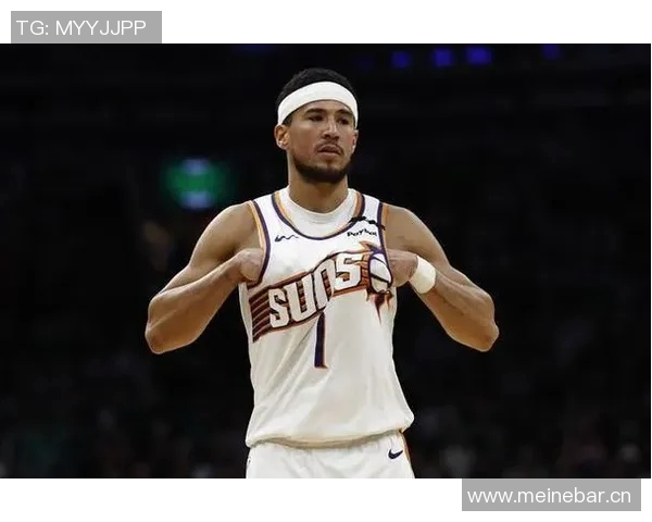 吉莱斯皮称赞布克决策果断自己专注于接球投篮半场贡献12分 吉莱斯皮称赞布克决策果断自己专注于接球投篮半场贡献12分