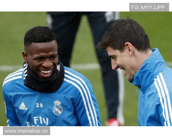 维尼修斯绯闻女友现身伯纳乌26岁三孩妈引发热议