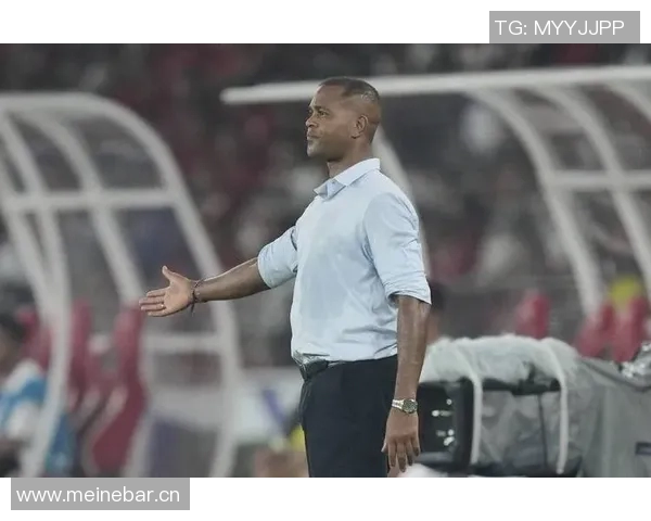 印尼主帅克鲁伊维特赛后情绪失控怒砸椅子眼眶泛红引发关注